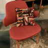 椅子の上に置かれたキリムクッションカバー(C-14812)の写真