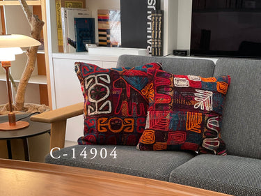 ソファの上に置かれるキリムクッションカバー(C-14898)の写真