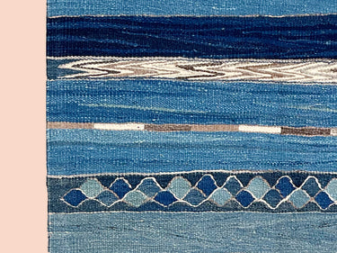 青のキリムラグ（No.21375）の部分写真