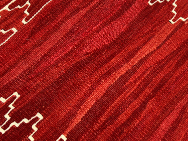 赤の水の文様のキリム(No.22423)のアブラッシュ部分拡大写真