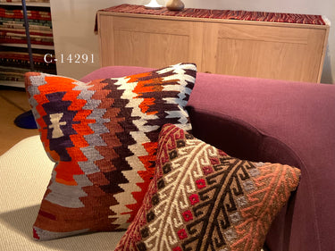 ソファの上に置かれるオールドキリムクッション(C-14251)と(C-14291)の写真
